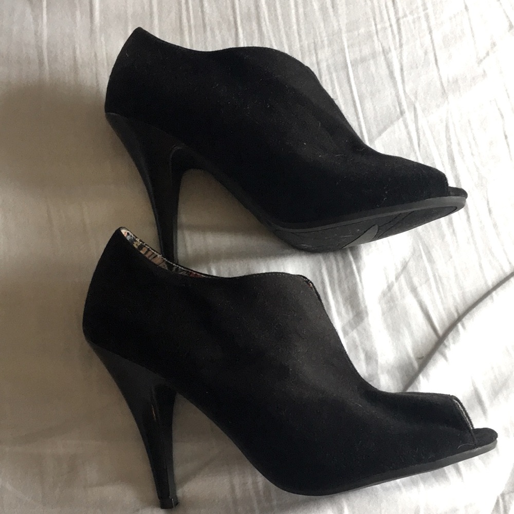 Flirty black faux suede heels